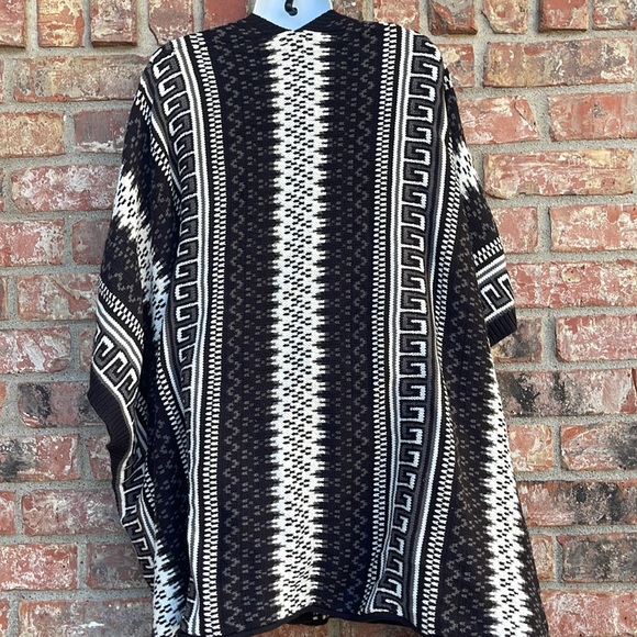 Urban Outfitters Aztec Print Ecote Cozy Cape Poncho Sweater Size XS/S - Picture 3 of 7
